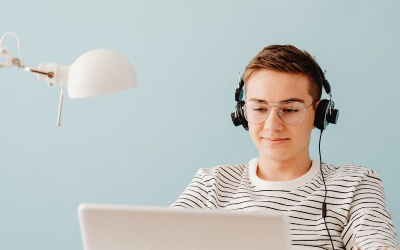 Student wearing a black pair of headphones